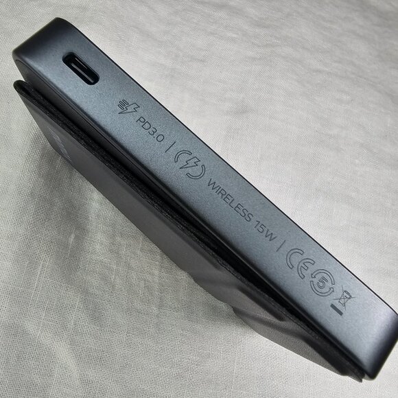 Momax Q.Mag Power 8 5000 mAh Magnetic Power Bank Portable Wireless USB-C Charger - Picture 6 of 9